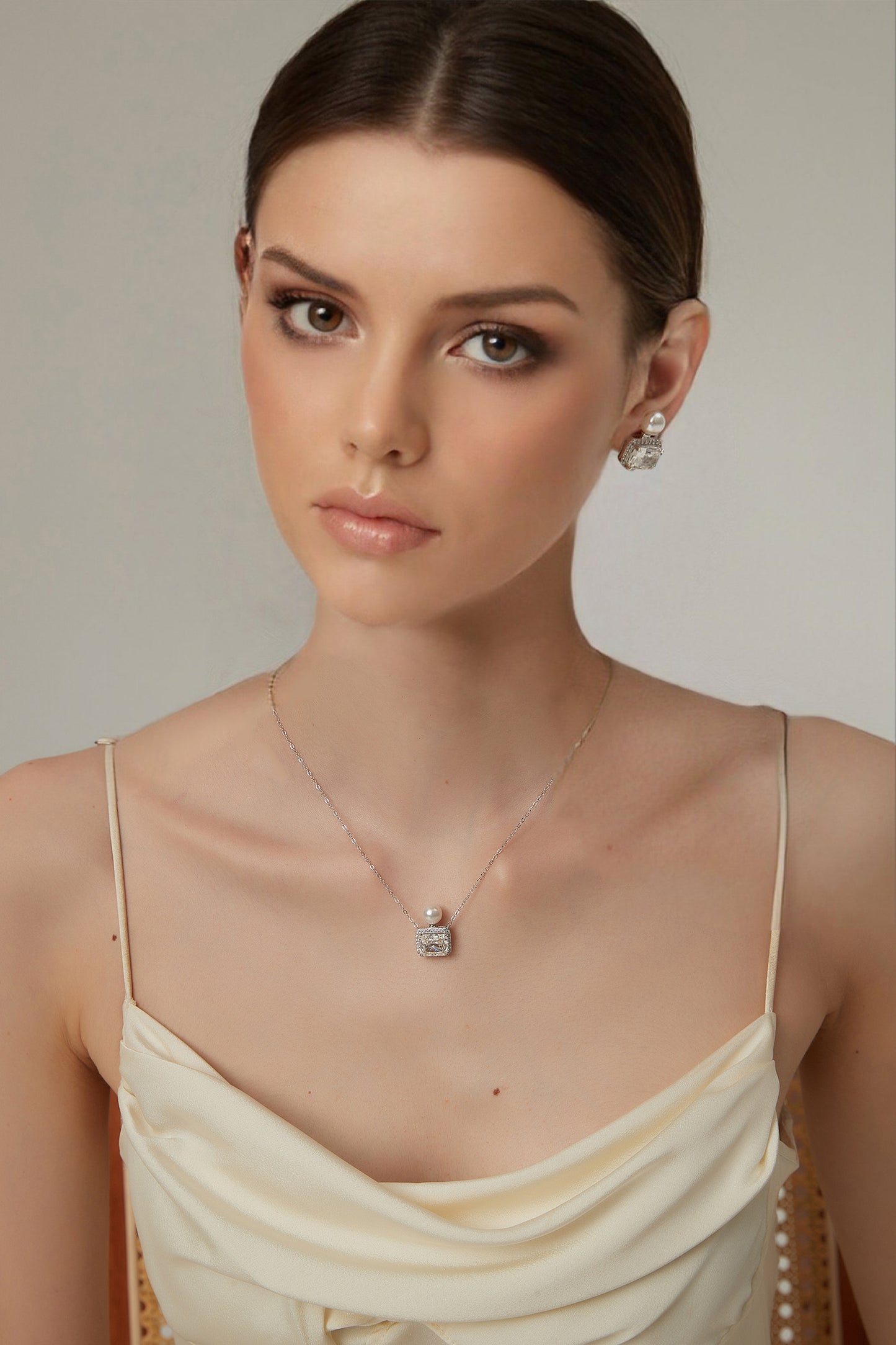 LE PERFUME WHITE SQUARE STONE NECKLACE WITH PEARL
