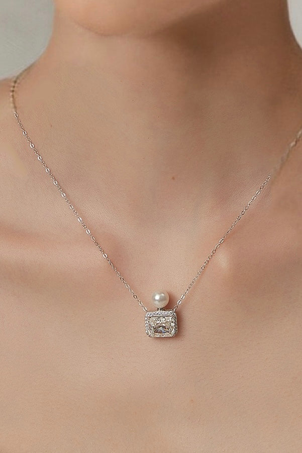 LE PERFUME WHITE SQUARE STONE NECKLACE WITH PEARL