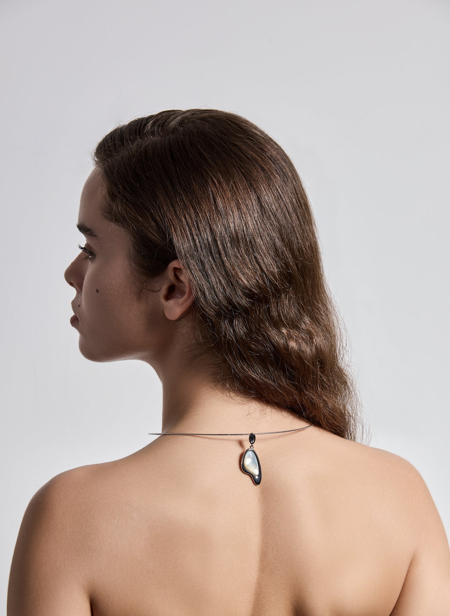 GEM GAZE BUTTERFLY SHAPED WHITE MOTHER-OF-PEARL CHOKER PENDANT