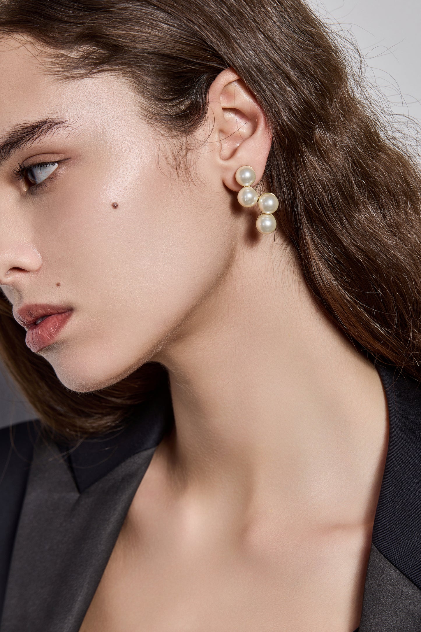 BLACHE LINEAR MINIMALIST PEARL EARRINGS