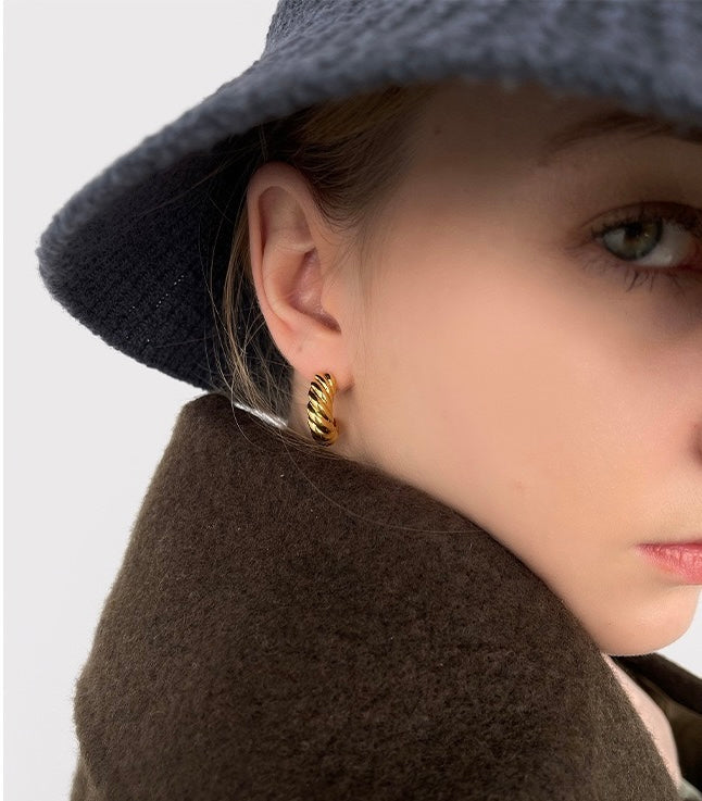 CROISSANT HALF-HOOP EARRINGS IN BRASS WITH GOLD FINISH GOLD