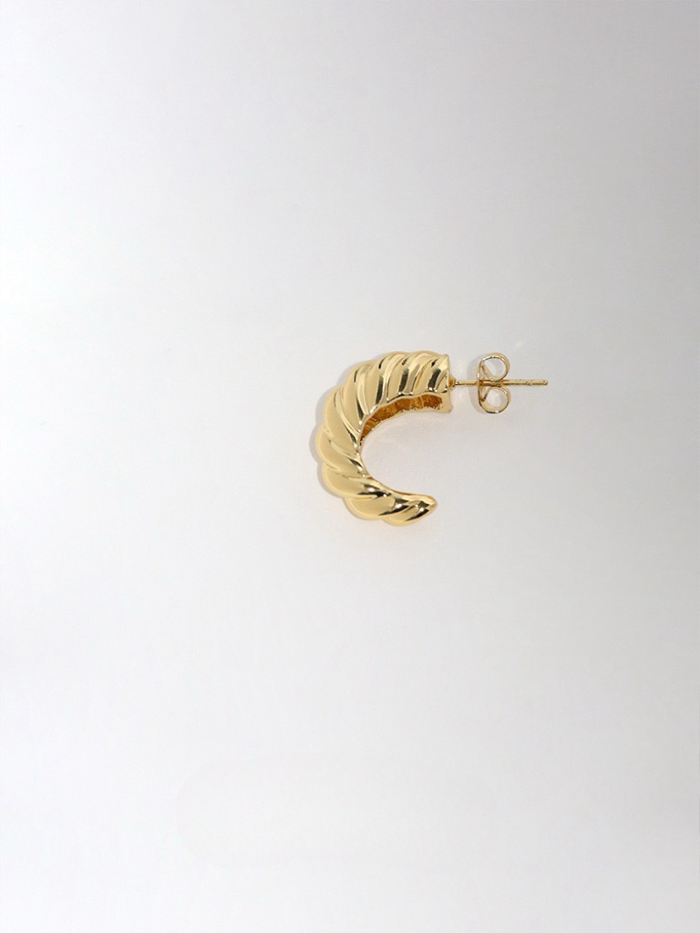 CROISSANT HALF-HOOP EARRINGS IN BRASS WITH GOLD FINISH GOLD