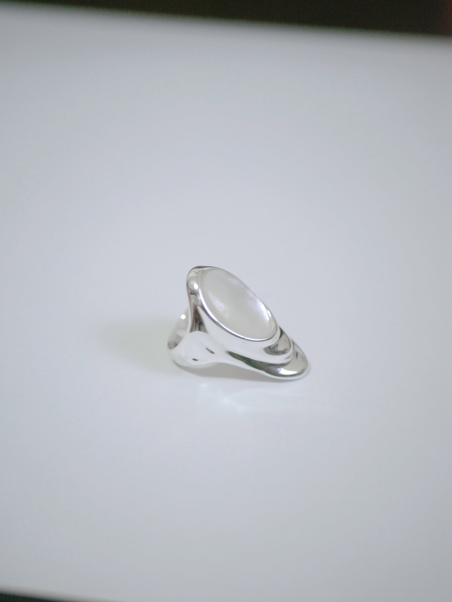 GEM GAZE BUTTERFLY SHAPED WHITE MOTHER-OF-PEARL RING