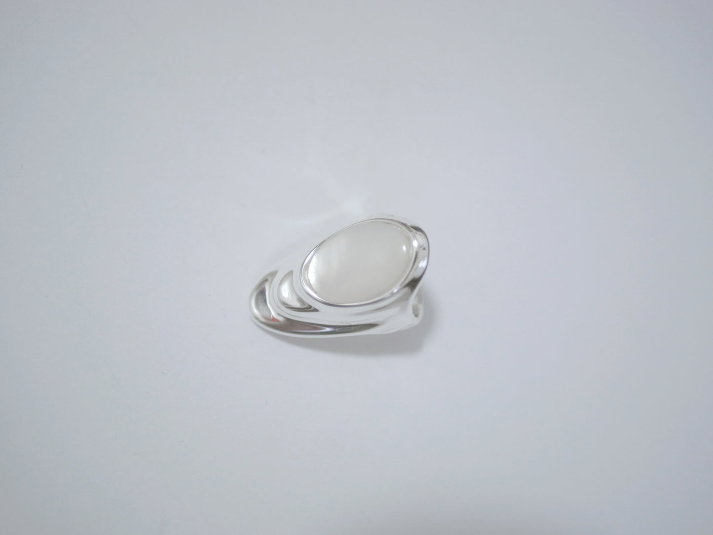 GEM GAZE BUTTERFLY SHAPED WHITE MOTHER-OF-PEARL RING