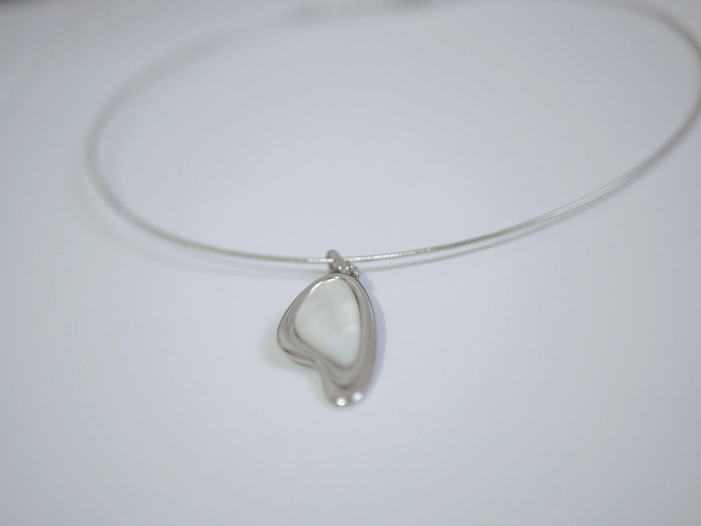 GEM GAZE BUTTERFLY SHAPED WHITE MOTHER-OF-PEARL CHOKER PENDANT
