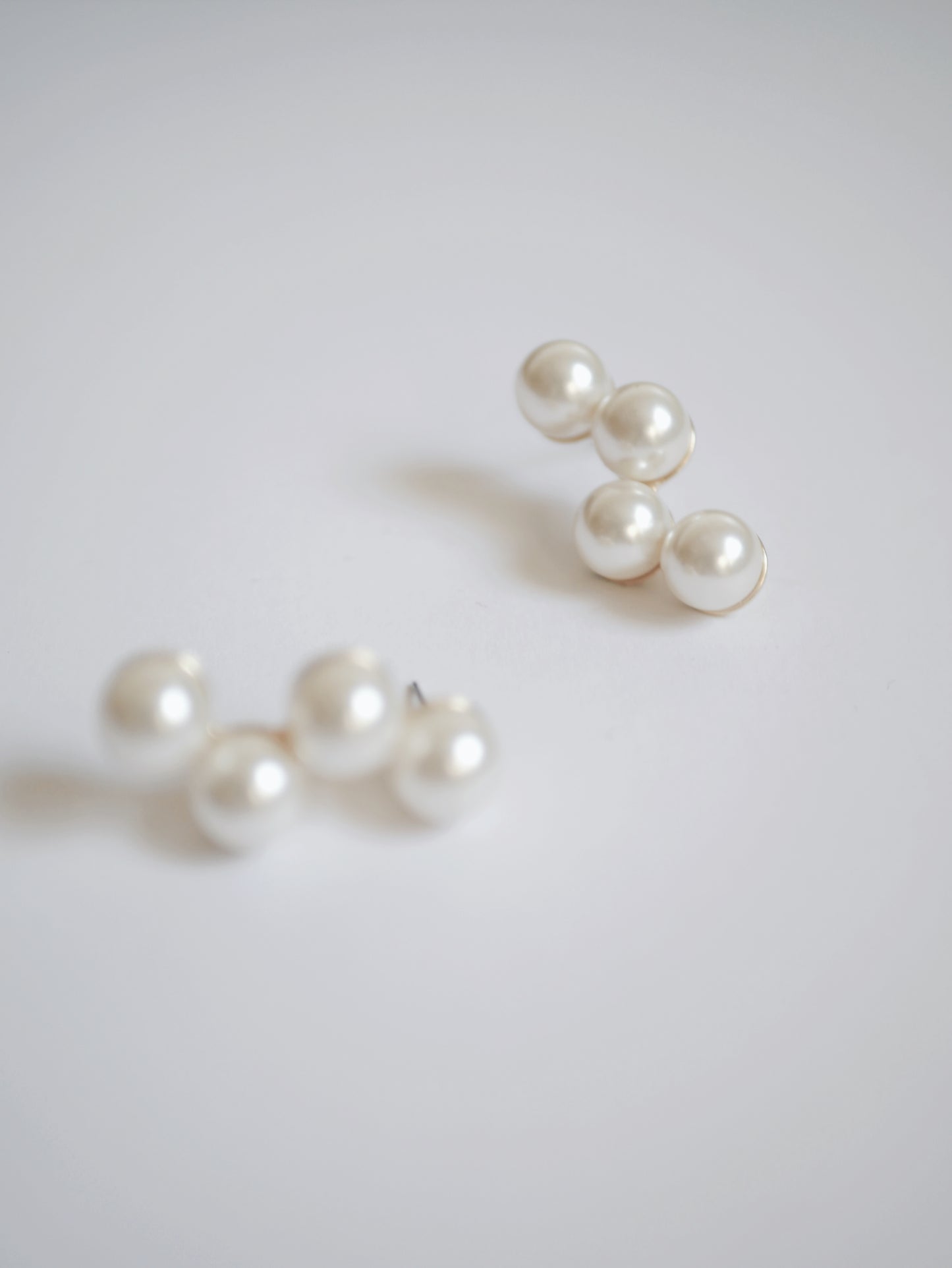 BLACHE LINEAR MINIMALIST PEARL EARRINGS