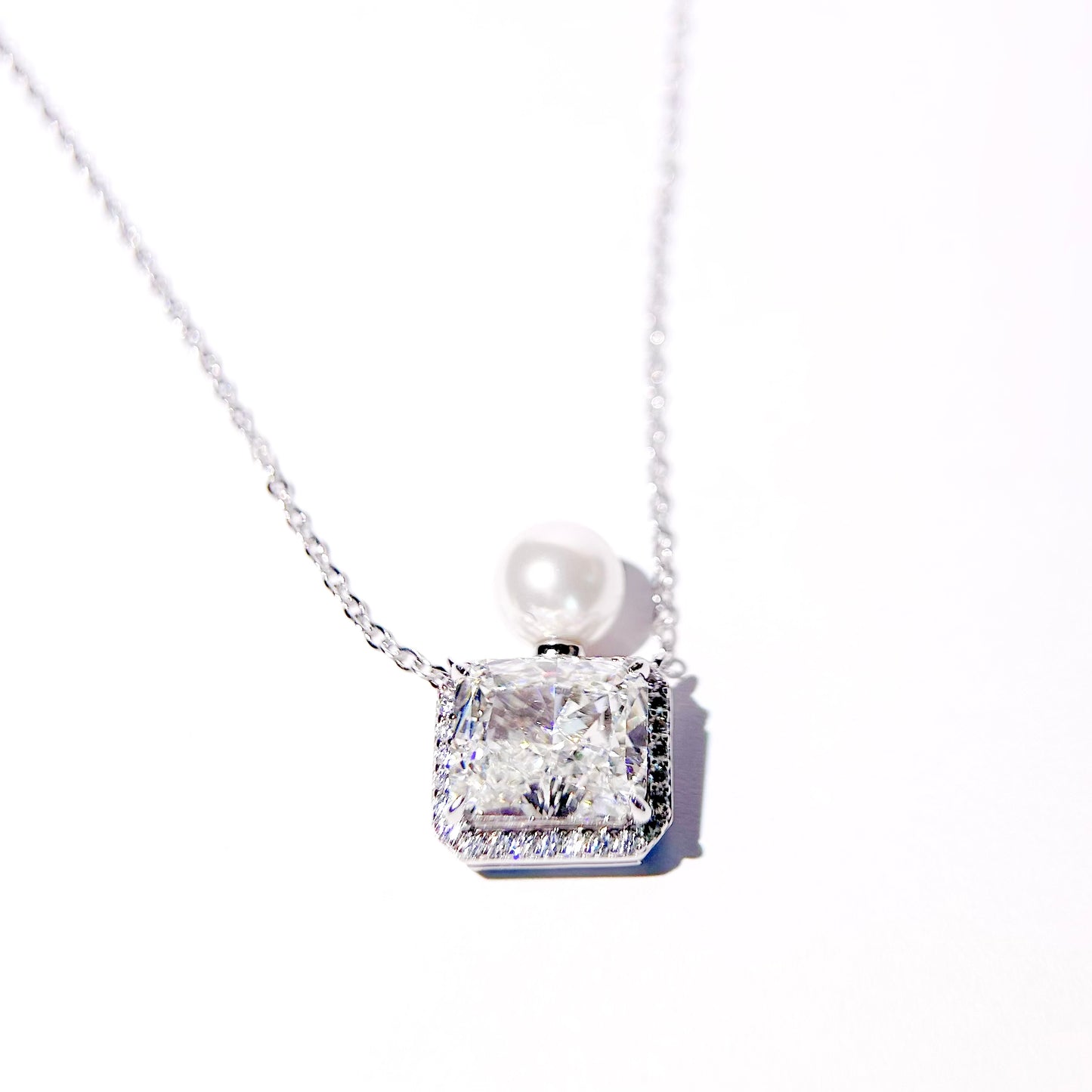 LE PERFUME WHITE SQUARE STONE NECKLACE WITH PEARL