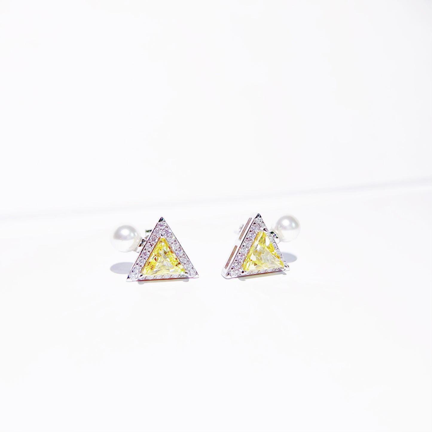 LE PERFUME YELLOW TRIANGLE STONE EARRINGS WITH PEARL